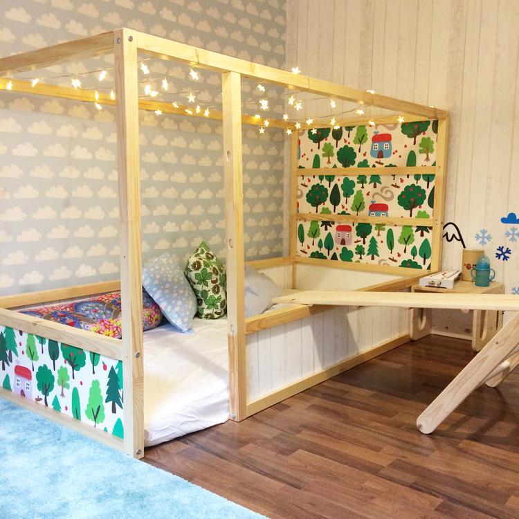 ikea kura säng remodel trä ljusa tapeter moln motiv fairy lights