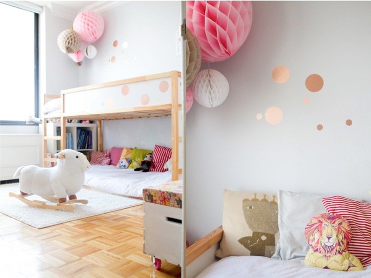 ikea kura säng remodel trä rosa prickar cirklar väggklistermärken