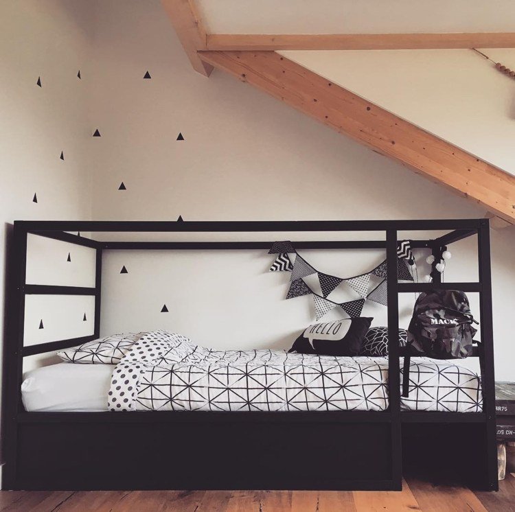 ikea kura säng renovera svartvita geometriska figurer skandinaviska