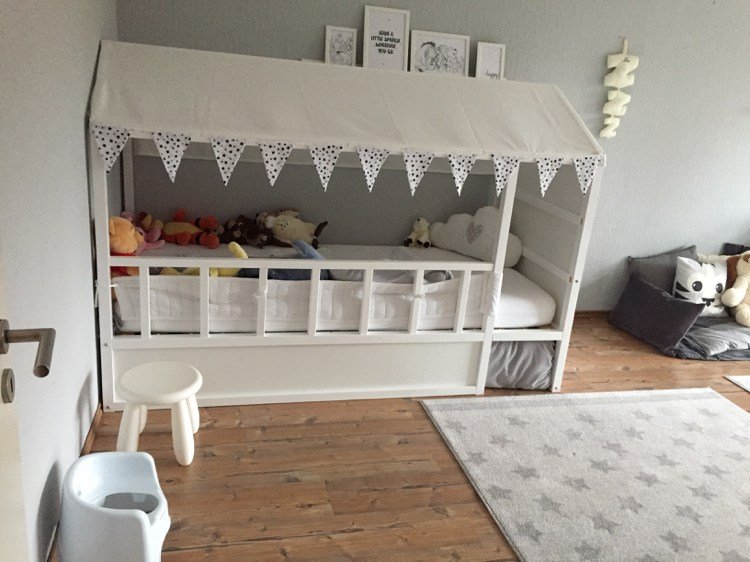 ikea kura säng ombyggnad vit tältvägg färg ljusgrå