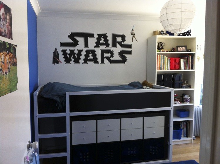 ikea kura säng ombyggnad svart och vitt star wars tema barnrum