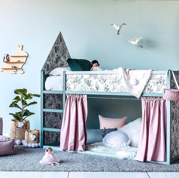 ikea kura säng ombyggnad blå turkos tjej tapet