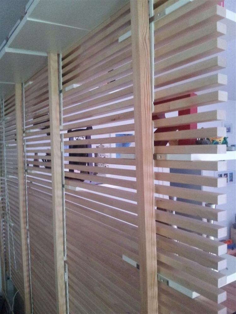 ikea-mandal-säng-sänggavel-remodel-vardagsrum-vägg-hyllor-instruktioner-rum-avdelare-luftiga-vägg-trä lameller