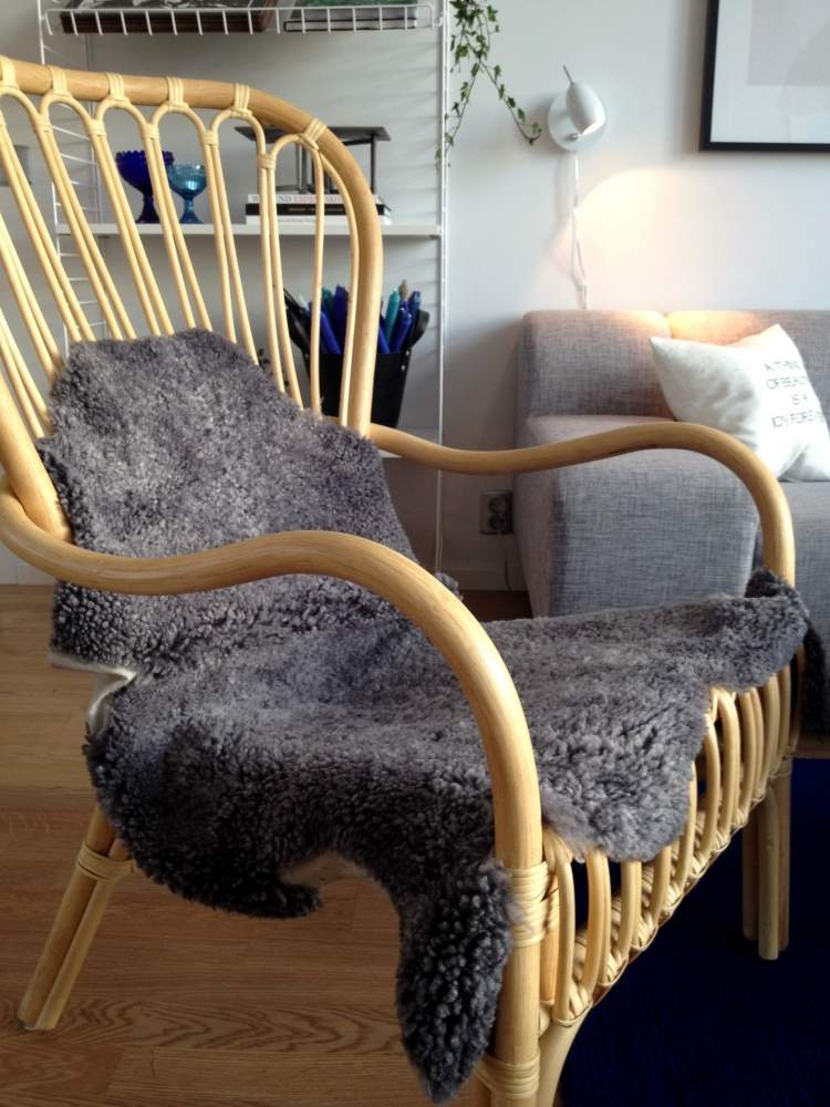 ikea-rotting-möbler-fåtölj-naturlig-färg-samling-nipprig-grå-pälsmatta