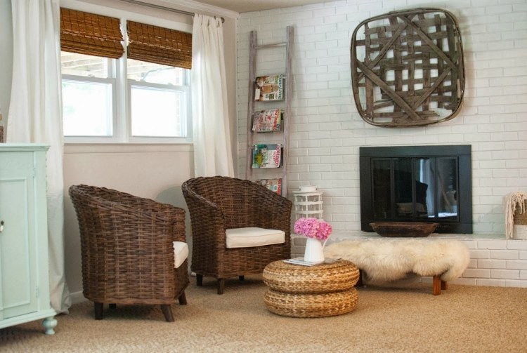 ikea-rotting-möbler-fåtölj-korg-mörkbrun-vägg-design-vit-soffbord-pall-alseda