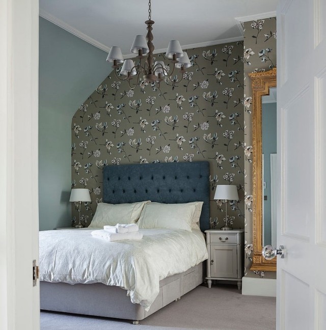 stoppad säng-sovrum-vägg-design-med-tapeter-blommig-motiv-färg-olivgrön
