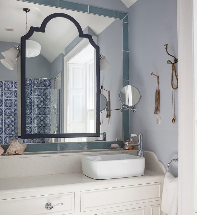 modern-badrum-design-möbler-spegel-vägg-bänkskiva-keramik-vit