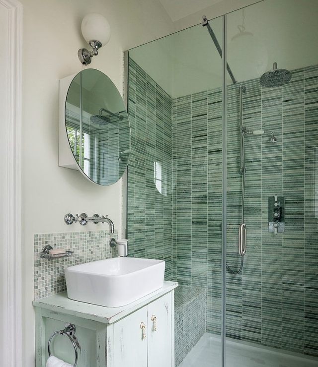 renoverat-hus-badrum-duschkabin-randiga-kakel-glas-partition