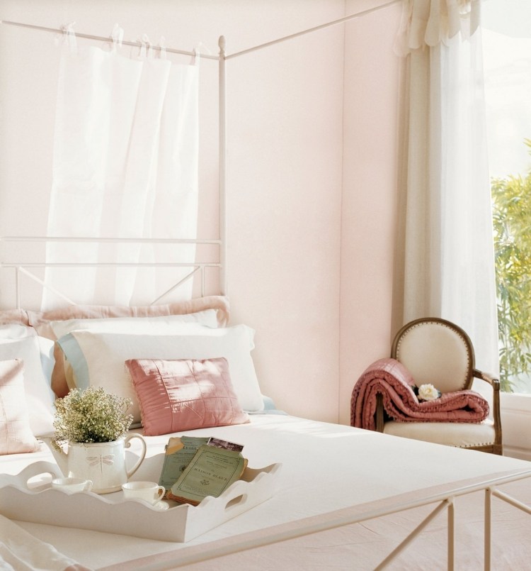 shabby-chic-sovrum-ros-vägg-måla-baldakin säng-ren gardiner