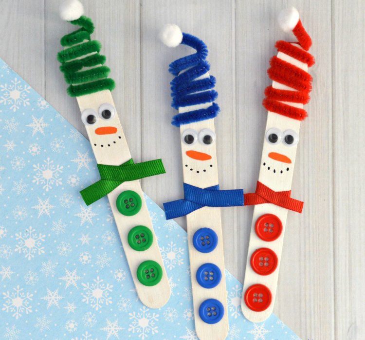 januari med barn på vintern DIY -idé för glassmän från popsicle sticks och prisstädare och knappar