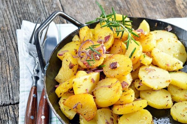 Matlagning potatisrätt med dill näring-hälsosamt liv