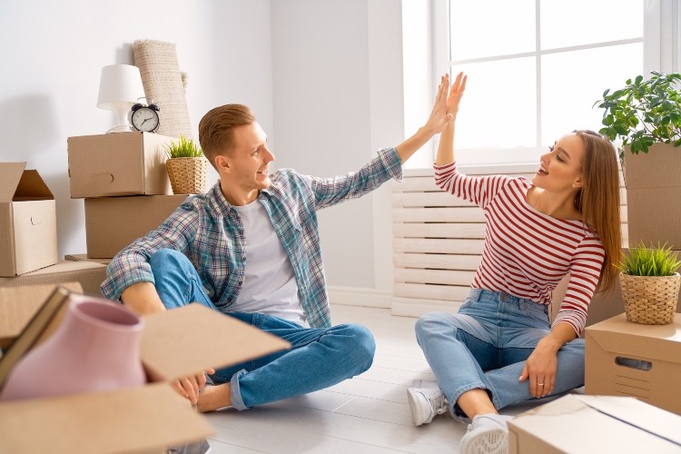 Tips för att köpa fastigheter Ungt par köper första bostad