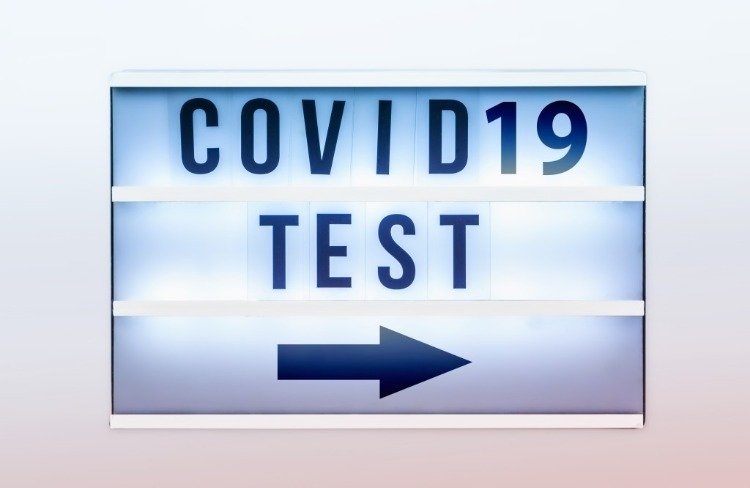 En skylt på sjukhuset som visar covid 19 -testet till höger