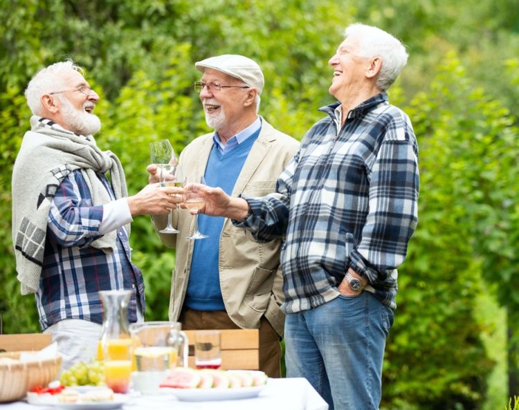 Stärker immunförsvaret Seniorer chattar i trädgården