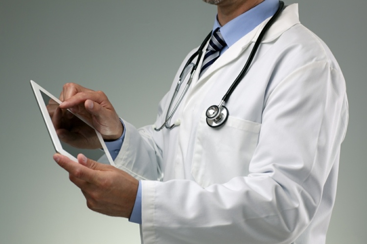 Stärk immunförsvaret läkare-undersökning-tablett-skjorta-blå-slips-randig-läkare-doktorns kappa