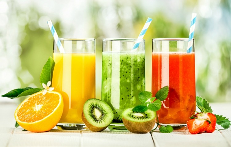 Stärk immunsystemet fruktjuice-frukt-firsch-pressad-vätska-apelsin-jordgubbe-kiwi-halverad