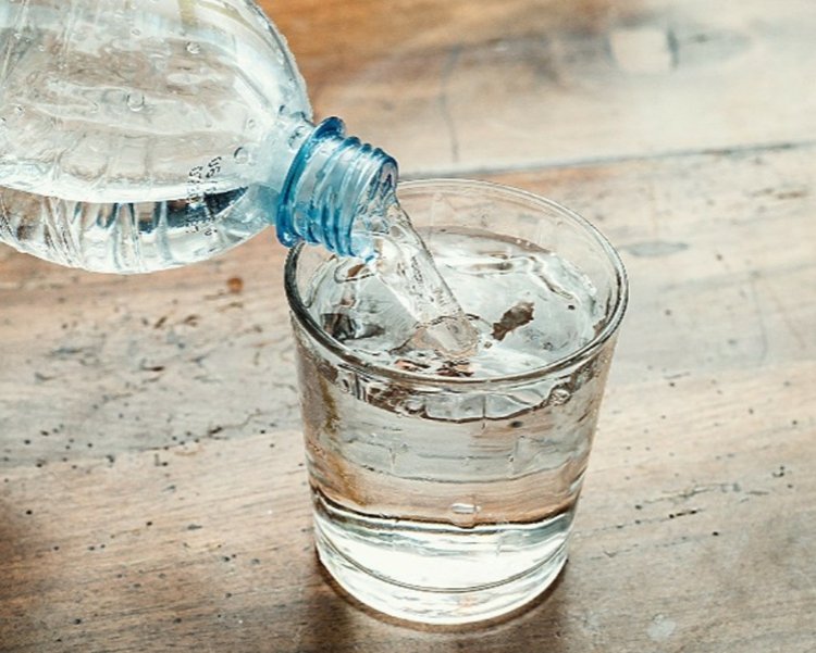 immunsystem-stärka-vatten-fyll-dricka-vätska-snabbt-fortfarande-glas-flaska-bords-trä