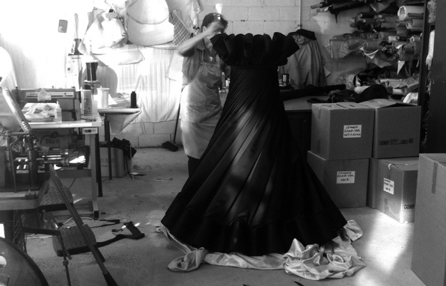 ballerina klänning tillverkning-svart satin golvlampa-simone leamon
