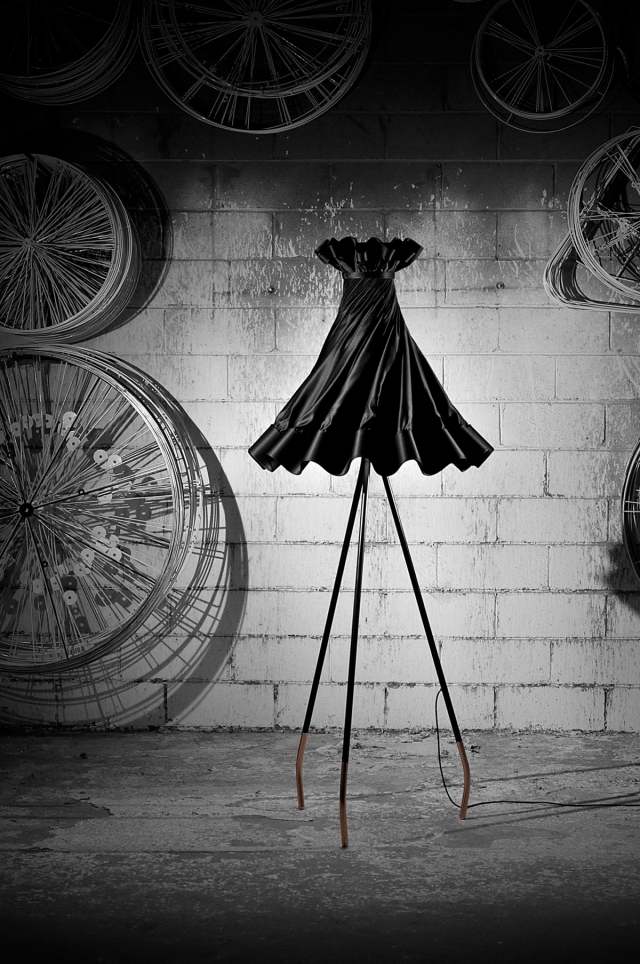 liten svart satin klänning kläder ballerina lampa