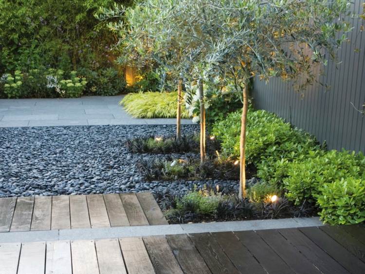 modern trädgård design småsten-träd-belysning-buesche-trä-terrass
