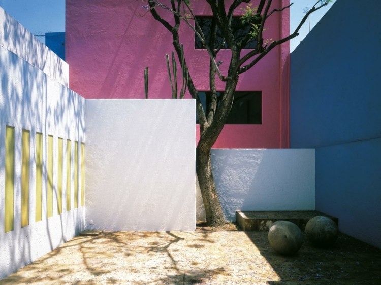 modern-trädgård-design-vita-väggar-rosa-fasad-enkel-design