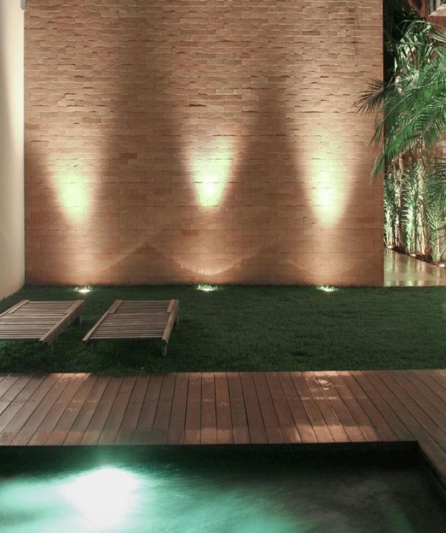 trädgård terrass vägg byggnad sten golv lampor pool gräsmatta