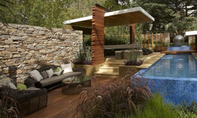modern trädgård design terrass stenmur pool dekoration gräs