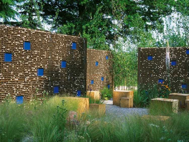 modern trädgård design gabion-partition-integritet-blå-accenter-stenar