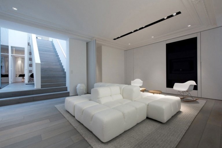 Svartvitt inredning-lägenhet-mansard-trappor-vardagsrum-minimalistiska-spot-takfönster