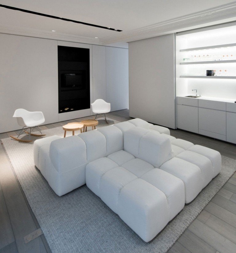 Ställ in svart och vitt-vardagsrum-modulär-soffa-i mitten-rummet-kök-inbyggt