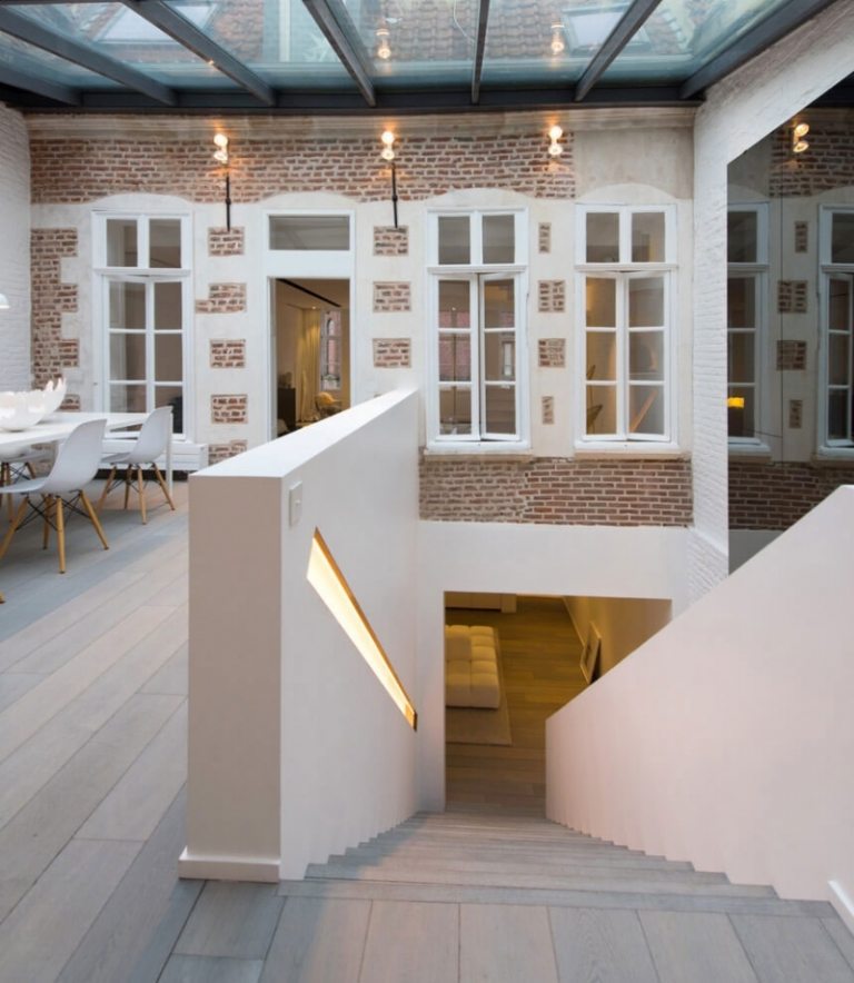 svart-vit-möblerad-lägenhet-lyx-mansard-takfönster-gammal byggnad-tegel-fönster-vinterträdgård
