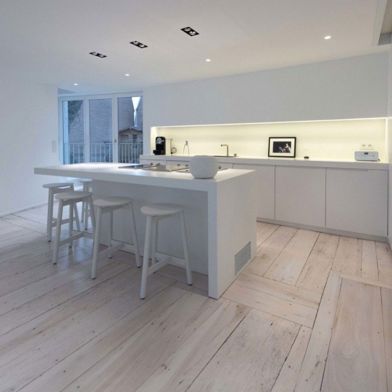 svart-vit-möblerad-lägenhet-lyx-kök-fläckar-trägolv-kök motpall-fönster