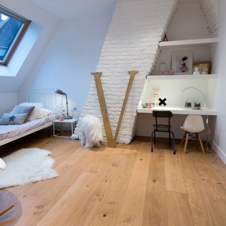 svart-vit-möblerad-lägenhet-lyx-barnrum-trä golv-tegel-sluttande tak-skrivbord