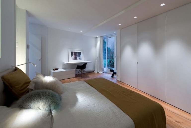 svart-vit-möblerad-lägenhet-lyx-sovrum-inbyggd garderob-fläckar-säng-kuddar
