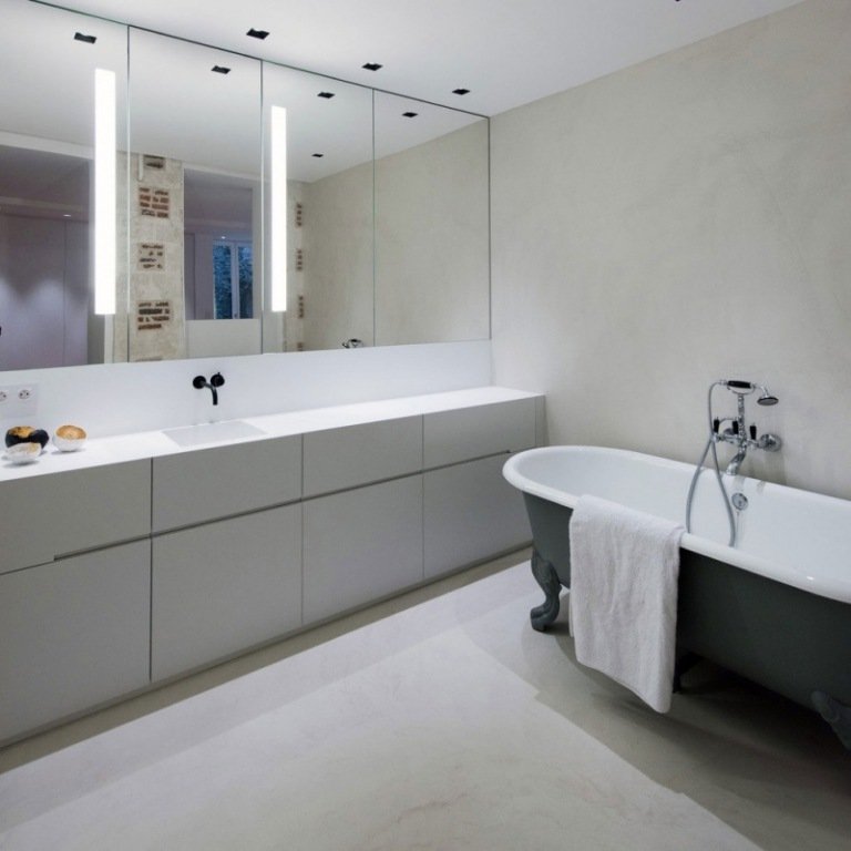 svart-vit-möblerad-lägenhet-lyx-badrum-fristående-badkar-vintage-fåfänga-minimalistisk