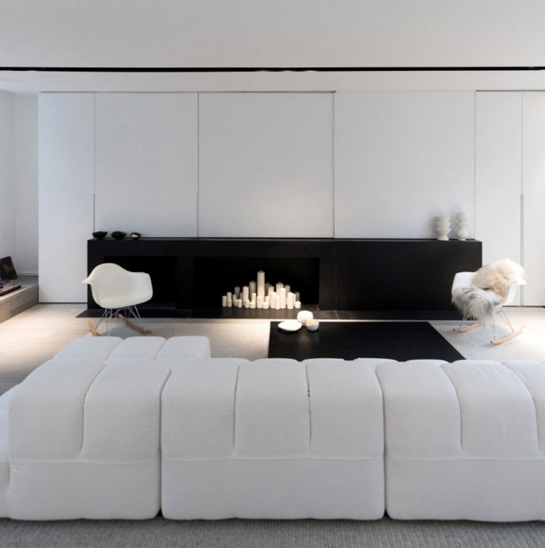 Svartvitt inredning-lyx-minimalism-vardagsrum-modul-soffa-öppen spis-inbyggda skåp