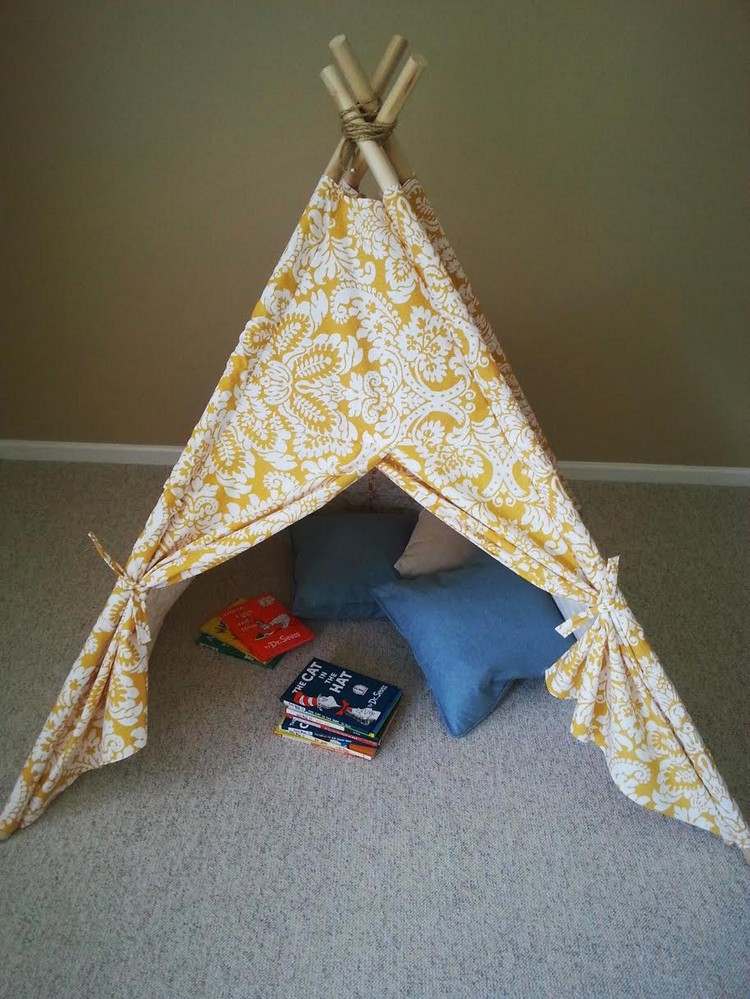 tipi-tält-diy-idé-barnrum-litet-lek-tält-kudde-lekhörna