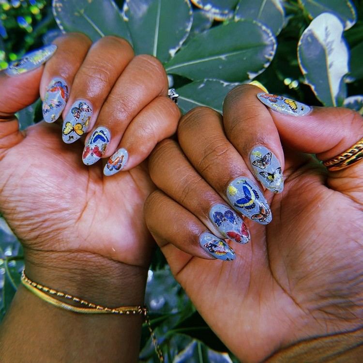 Blå naglar design indie naglar nageltrender 2021