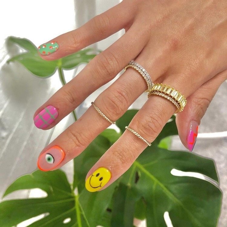 Smiley nageldesigner för korta naglar indie naglar
