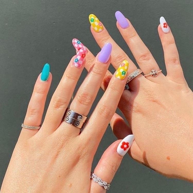 färgglada nageldesigner indie naglar nageltrender 2021