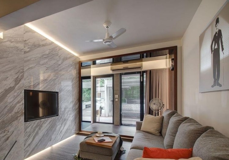 indirekt-belysning-idéer-vardagsrum-tv-vägg-grå-marmor-optik