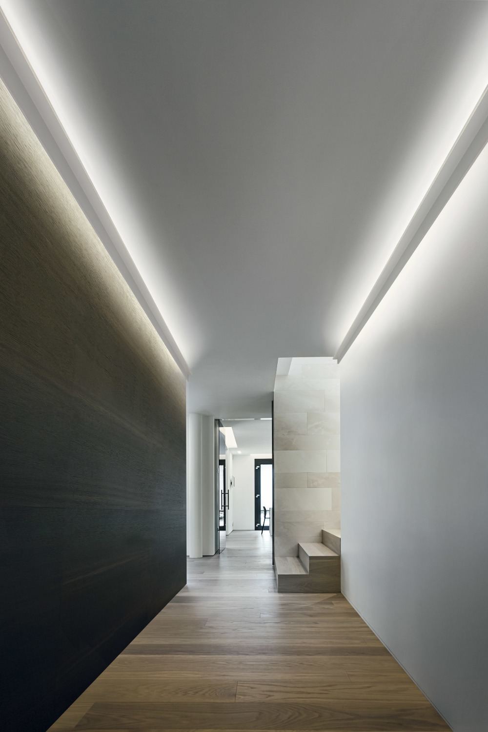 minimalistisk design och indirekt belysning i korridoren i taket