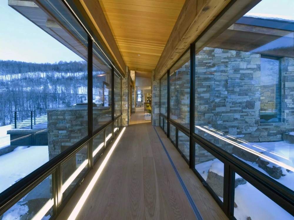 Övergångsområde med korridor och indirekt belysning i hallen med ledremsor på golvet