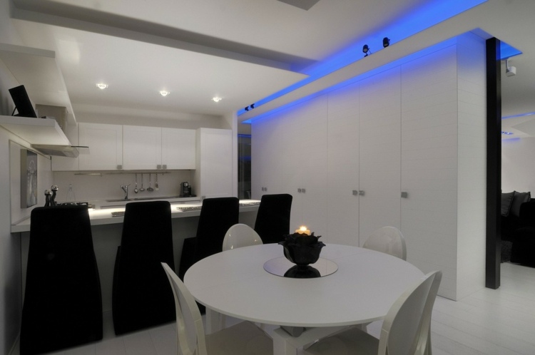 belysning köks skiljevägg vit inbyggt skåp runt matbord