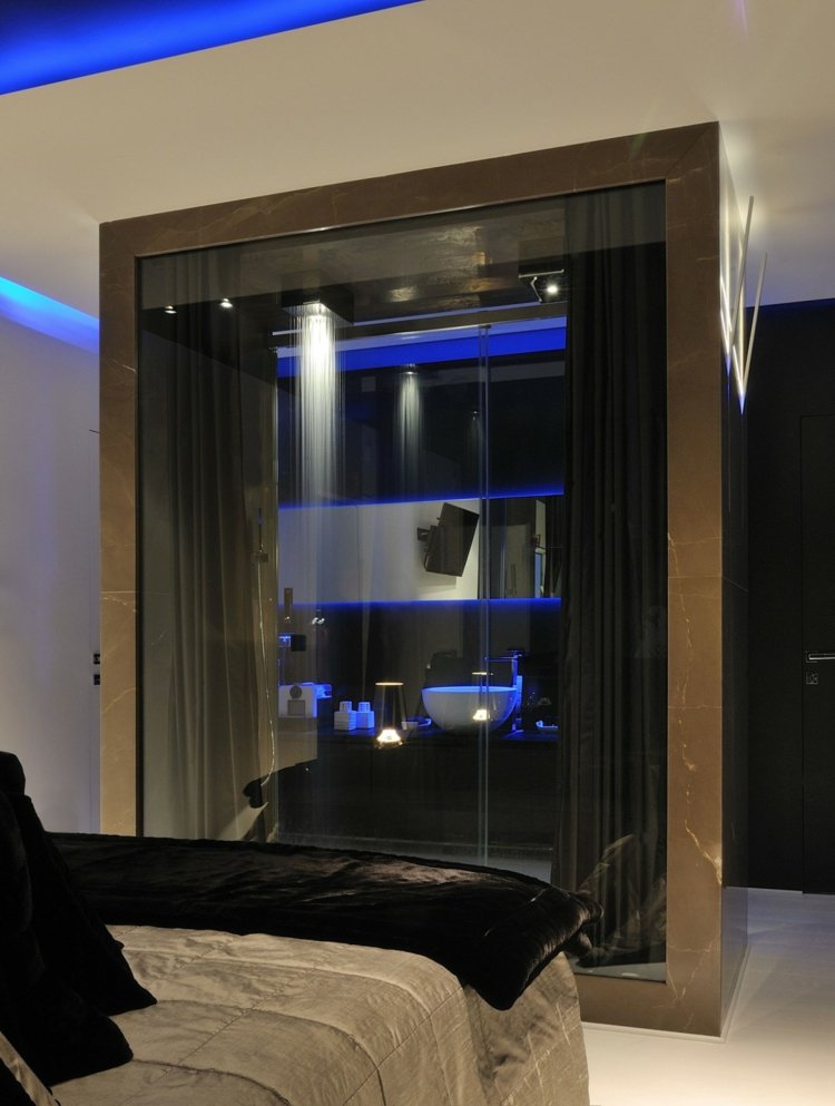 indirekt belysning blå badrumsglasridå svart