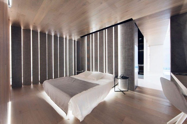 indirekt-belysning-vägg-design-sovrum-vägg-paneler-tyg-säng