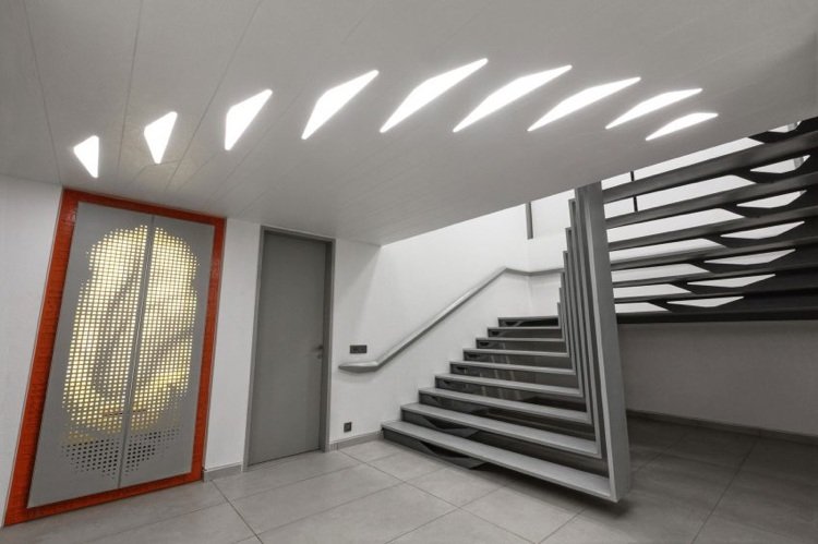 indirekt-led-belysning-ljus-paneler-design-trappor-extravagant-stål-räcke