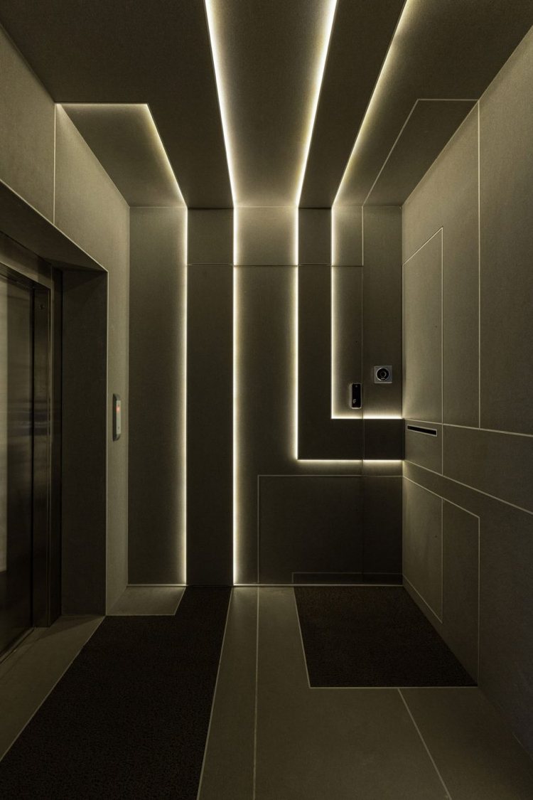 indirekt-led-belysning-ljus-paneler-design-spår-linje-korridor-ytterdörr