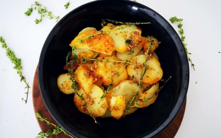 indiska-recept-rostad-potatis-garnering-kryddor-timjan
