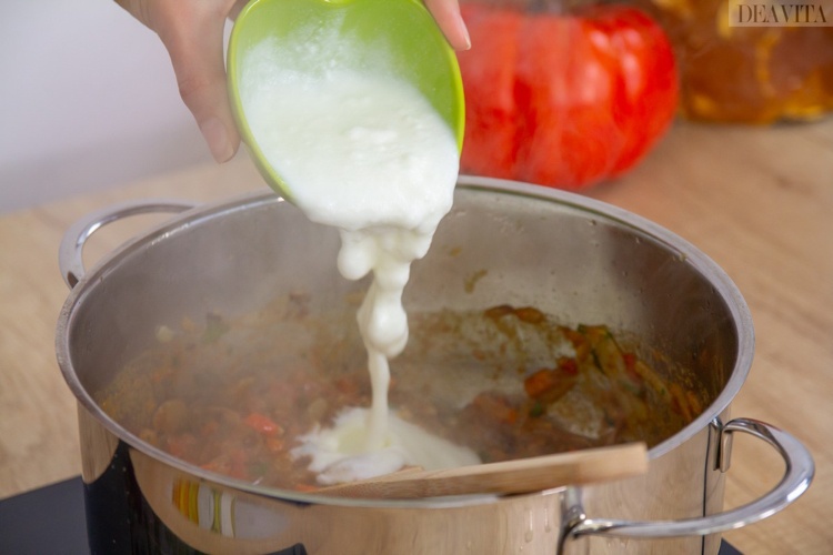 Indiskt curryrecept rör i yoghurt